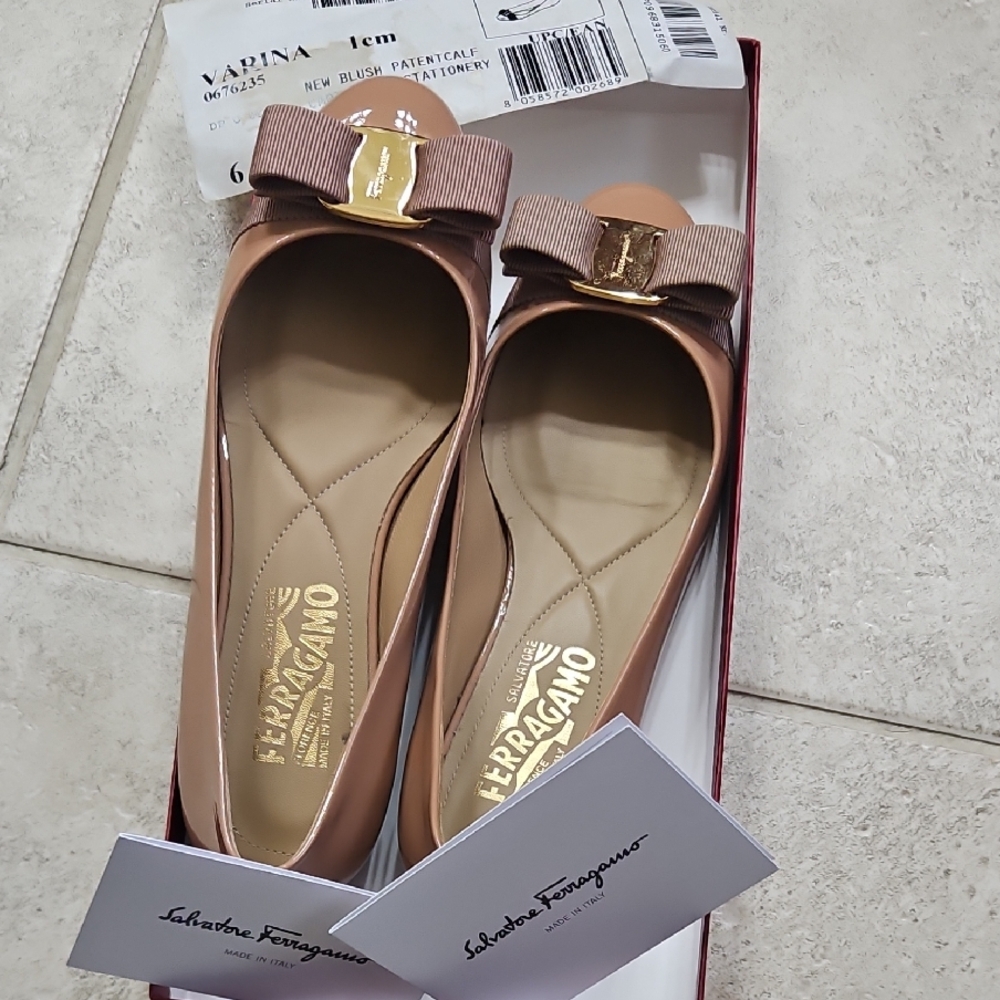 Salvatore Ferragamo Women's Tan Flats with Bow